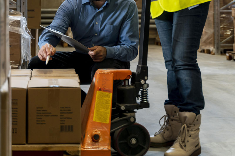 Operario de almacén gestionando stock almacén