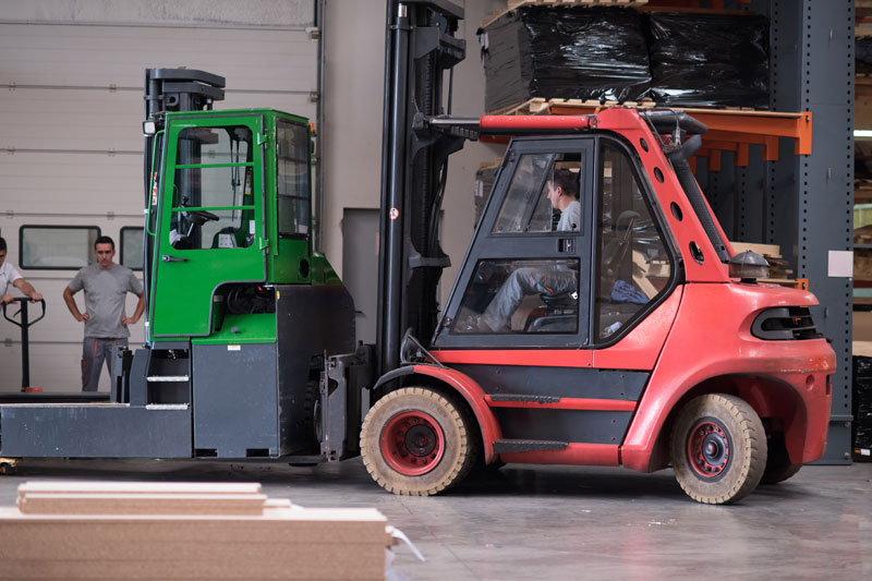 Alumno realizando práctica en nave industrial zona de prácticas del curso de carretillero en Bizkaia(Vizcaya)