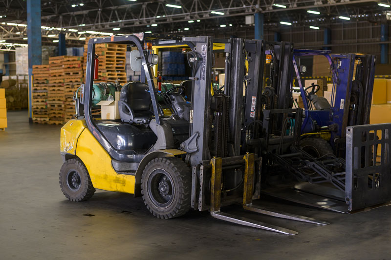 Maquinas industriales de almacén: Carretillas Elevadoras, Retráctil, Transpaleta eléctrica y Manual.